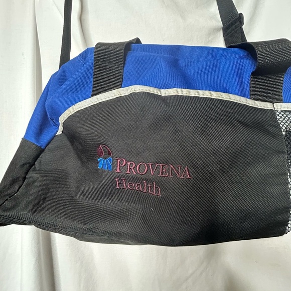 Gym duffle bag with removable shoulder strap. - Picture 3 of 6